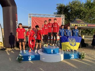 Az Európa-bajnoki dobogó tetején a magyar csapat: Gyepessy Domonkos (balról), Herczeg Áron és Szécsi Nemere.