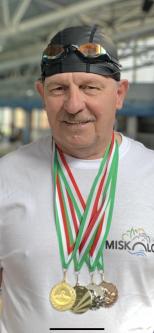 Kesik László a négy begyűjtött éremmel.