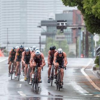 Lehmann Csongor (középen, 24-es rajtszámmal) vezeti a kerékpáros bolyt Yokohamában.