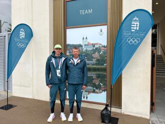 Lehmann Csongor (balról) és Lehmann Tibor Párizsban, a Team Hungary épületénél.