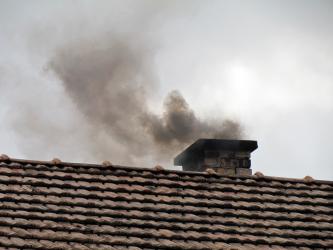 Illegális műanyagégetésre utal a kéményből dőlő fekete füst, ami igen gyakori a Sajó-völgyben