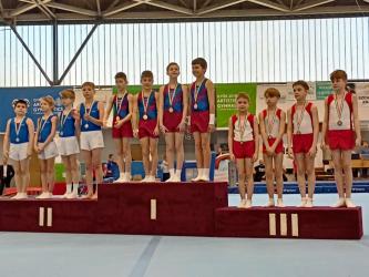 A dobogó 3. fokán a serdülő fiú csapat: Varga Simon (balról), Váradi Gergő, Murányi Márk Noel, Fábián Bernát.