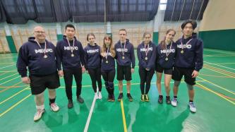 Az OCSB III. osztály, Közép-csoport dobogósai: a BEAC 2. (balról), a MEAFC (Ang Boon Peng , Ang Ze Khai, Csonka Borbála, Morvai István, Rausz Ádám, Muzsnay Kinga, Imri Hanna, Béres Hedvig) és a Talentum SE 2. 