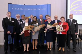 Csoportkép a COOP díjazottak felterjesztőik körében