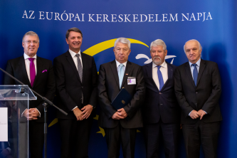 balról: Krisán László, Cseresnyés Péter, Papczun Ernő kitüntetett, Tolnay Tibor, Pekó László a CO-OP Hungary Zrt. igazgatóságának elnöke