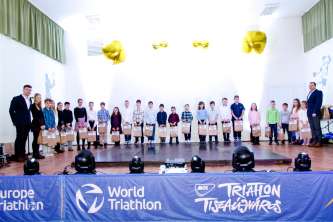 A legkisebbek és a legeredményesebbek csoportja az ajándékozást követően. (Fotó: Kelemen Tamás)