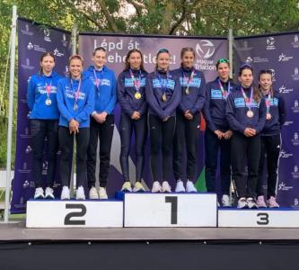A Tiszaújvárosi Triatlon Klub bajnoki ezüstérmes UP2-es leány csapata a dobogón: Filep Zóra (balról), Bán Petra és Gál Boglárka.