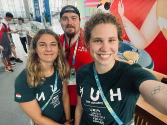 Sztankovics Anna (jobbról) és a 200 m pillangón 4. helyen végzett Hatházi Dóra ((Washington State University) Chengdu-ban.