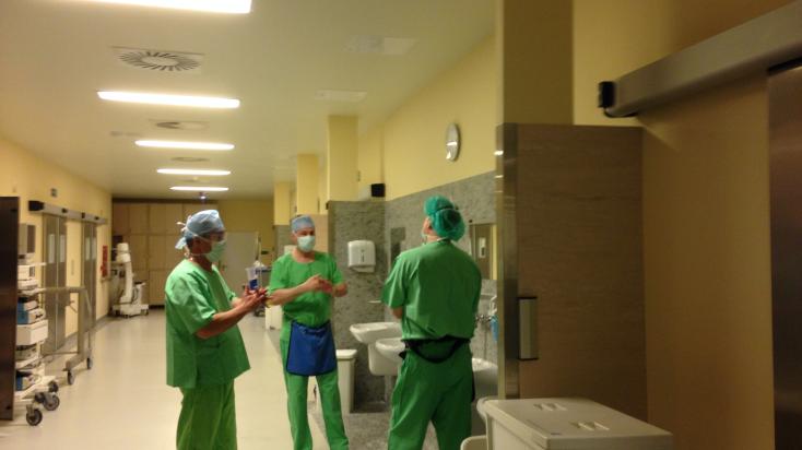 Bemosakodnak az orvosok a műtétre Bemosakodnak az orvosok a műtétre