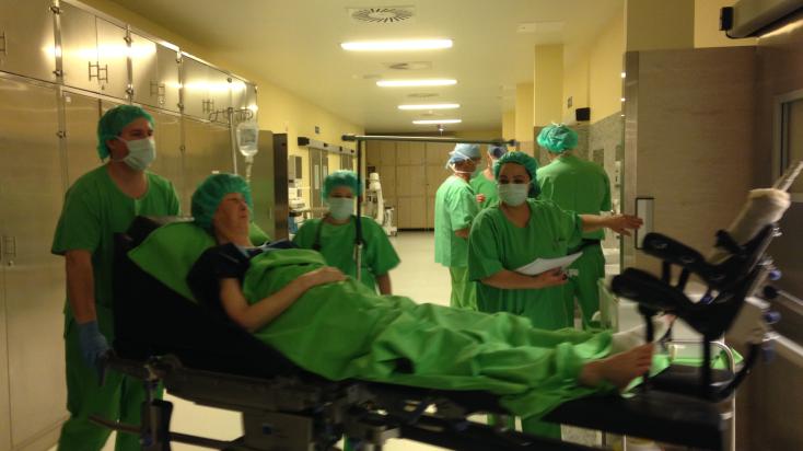 Betolják a beteget a műtőbe Betolják a beteget a műtőbe