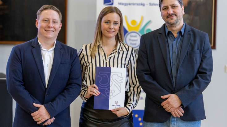 Porcs Dániel (balról), a MEAFC technikai vezetője, Koschik-Gyenes Mirella, a MEAFC ügyvezetője és a pályázat megírásában segédkező Varga Viktor.