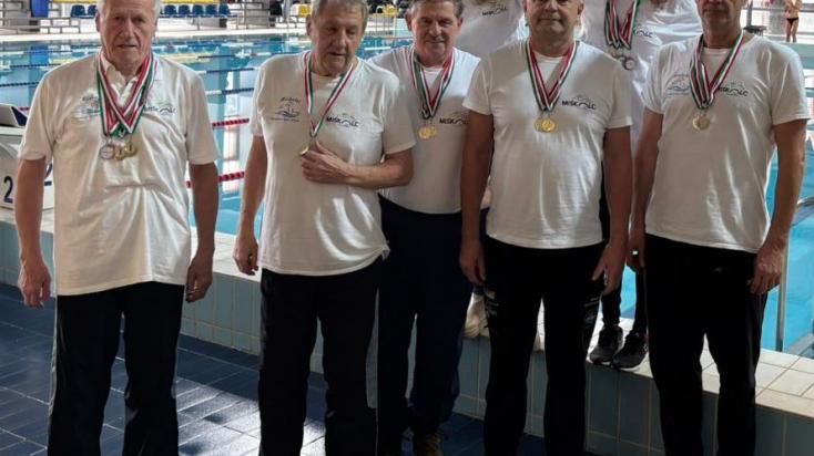 A Miskolci Vízművek éremhalmozó úszói Százhalombattán, első sor: Furuglyás Attila (balra), Hatvani János, Kesik László, Jurák Árpád, Lénárt György, hátsó sor: Makainé Kun Éva (balról) és Molnár Györgyi.