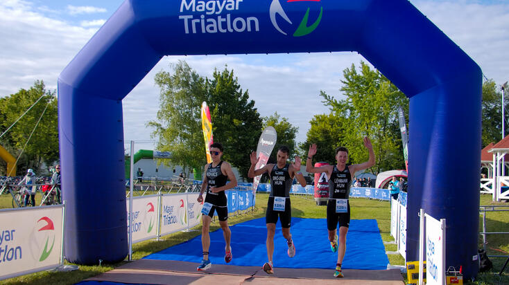 A címvédő tiszaújvárosi férfi csapat - Kovács Gyula (balról), Sinkó-Uribe Ábel és Lehmann Csongor – a célban.