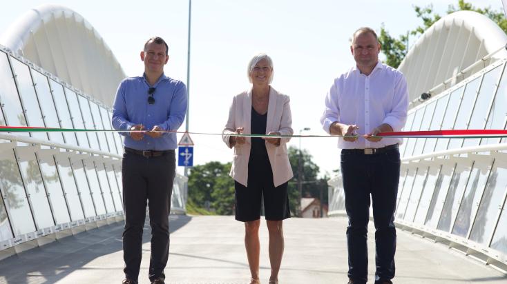 Balról: Sipos Zsolt, a HE-DO Kft. ügyvezetője, Csöbör Katalin, a térség országgyűlési képviselője, Pántya József, az Építési és Közlekedési Minisztérium útépítési beruházások támogatásáért felelős helyettes államtitkára