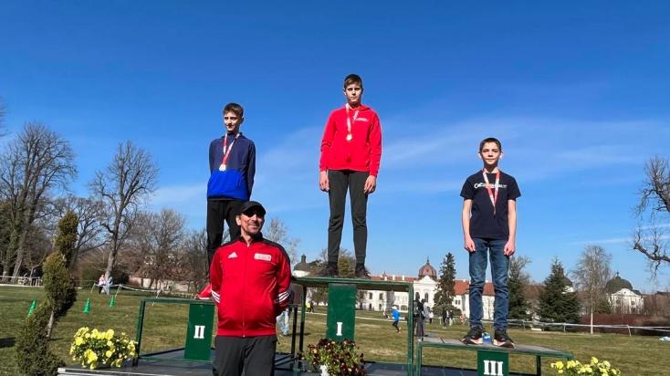 Kántor Benedek a magyar bajnoki dobogó tetején, előtérben edzője, Zámbori Athos Zoltán.