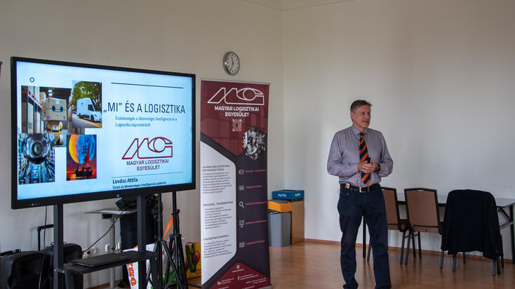 Lovász Attila üzleti és mesterséges intelligencia szakértő, a SolutionX ellátási lánc és logisztikai szakértője (KRPR.hu)