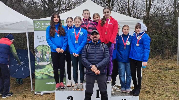 A Miskolci Sportiskola bajnok csapata a dobogó tetején: Fischer-Colbrie Fédra (jobbról), Szakács Via és Nagy Boglárka Dalma. Elől Zámbori Athos Zoltán edző.