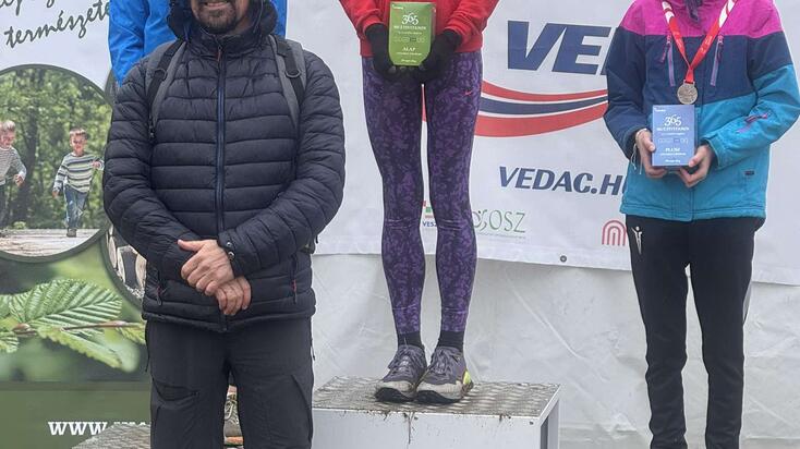 Fischer-Colbrie Fédra a bajnoki dobogó tetején, előtte edzője, Zámbori Athos Zoltán.