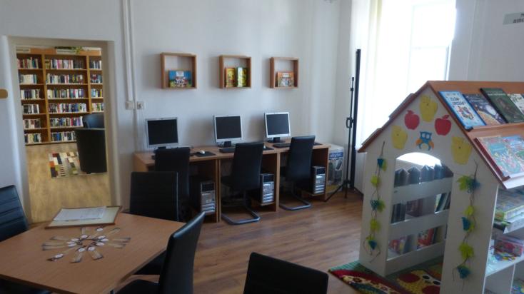 Meseház, könyvek, számítógépek - minden együtt