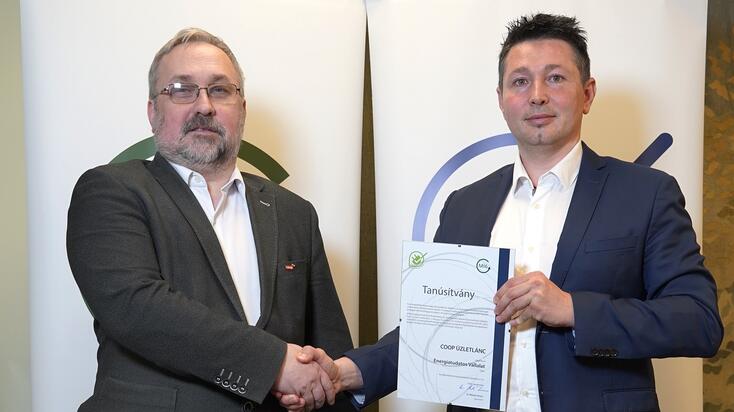 balra Tóth Géza átveszi a 2020. évi Energiatudatos Vállalat tanúsítványt Dr. Molnár Ferenctől