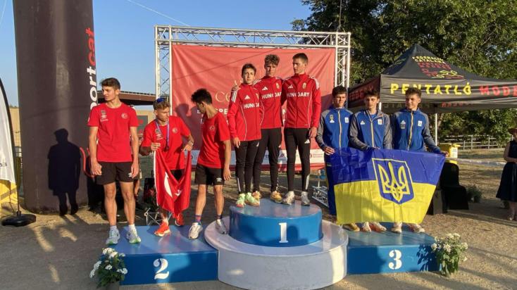 Az Európa-bajnoki dobogó tetején a magyar csapat: Gyepessy Domonkos (balról), Herczeg Áron és Szécsi Nemere.