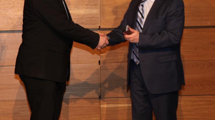 Tóth Géza (balra) átveszi a MagyarBrands díjat Dr. Serényi Jánostól