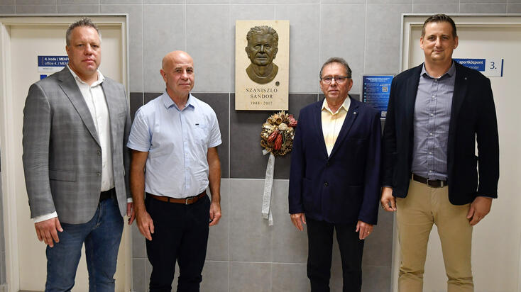 Dr. Fazekas Csaba (balról), Fuhrmann Géza, Szendrey Tibor és Bene Szilárd a díjátadást és a koszorúzást követeőn a Miskolci Egyetem Körcsarnokában.