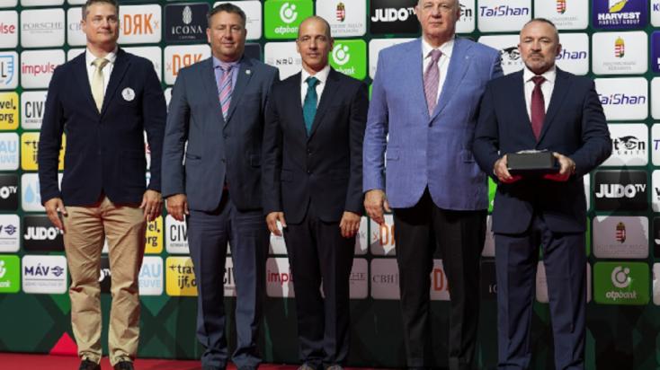 Dr. Demény Ádám MJSZ alelnök (balról),dr. Láng Zsolt MJSZ alelnök, Nagy András MJSZ főtitkár, dr. Tóth László MJSZ elnök és az Életműdíjas Illyés Miklós.