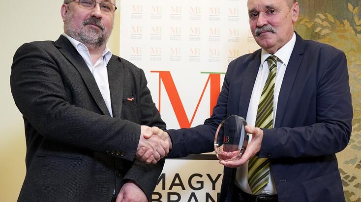 balra Tóth Géza átveszi a 2020. évi MagyarBrands elismerés üvegdíját Dr Totth Gedeontól