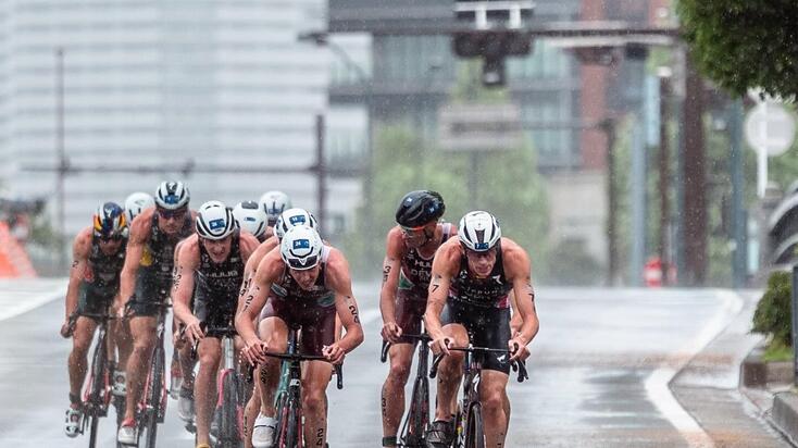 Lehmann Csongor (középen, 24-es rajtszámmal) vezeti a kerékpáros bolyt Yokohamában.