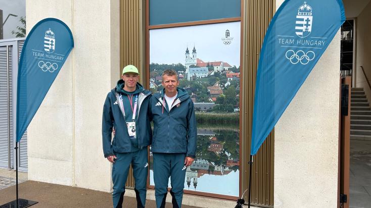 Lehmann Csongor (balról) és Lehmann Tibor Párizsban, a Team Hungary épületénél.