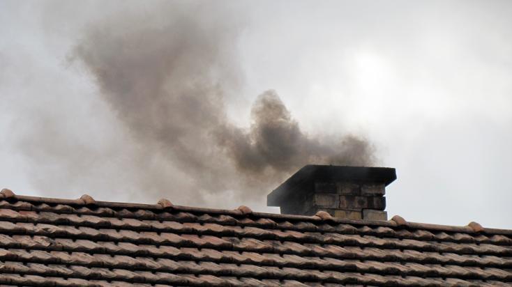 Illegális műanyagégetésre utal a kéményből dőlő fekete füst, ami igen gyakori a Sajó-völgyben