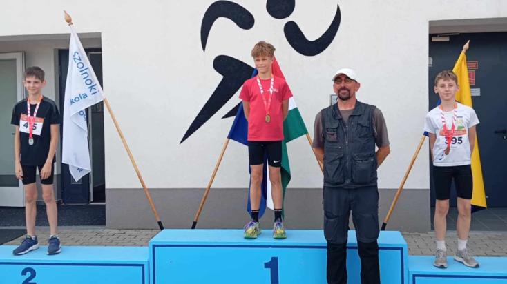 Lázár Simon a dobogó legfelső fokán, Zámbori Athos Zoltán és Nagy Botond Levente (jobbról), a szolnoki eredményhirdetésen.