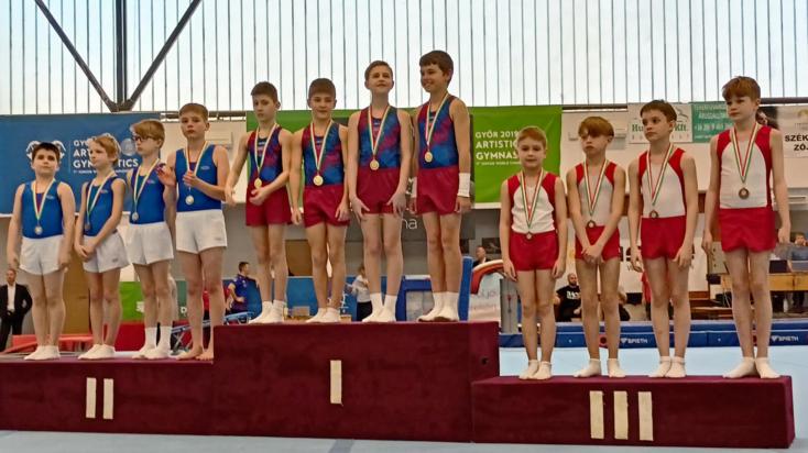 A dobogó 3. fokán a serdülő fiú csapat: Varga Simon (balról), Váradi Gergő, Murányi Márk Noel, Fábián Bernát.