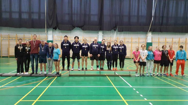 A MEAFC OCSB III. osztály, Közép-csoportjának győztes tollaslabda csapata az aranyéremmel: Morvai István (balról), Ang Boon Peng, Imri Hanna, Muzsnay Kinga, Rausz Ádám, Béres Hedvig, Csonka Borbála és Ang Ze Khai.