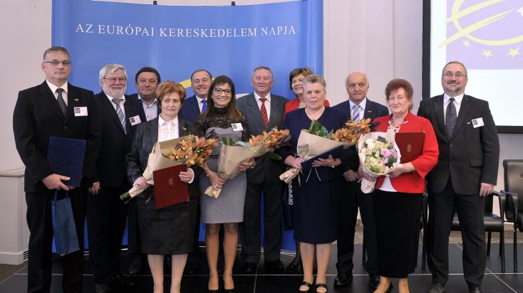 Csoportkép a COOP díjazottak felterjesztőik körében