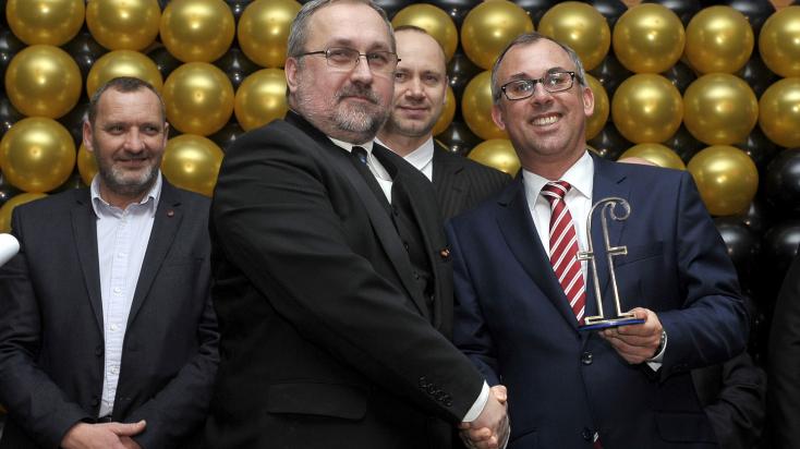 Wolfgang Wallisch, a Magyar Franchise Szövetség elnökségi tagja átadja a hálózati díjat Tóth Gézának