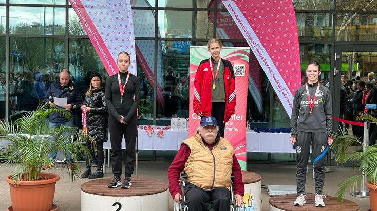 Szakács Via a békéscsabai dobogó tetején, előtte egyik edzője, Szűcs József.