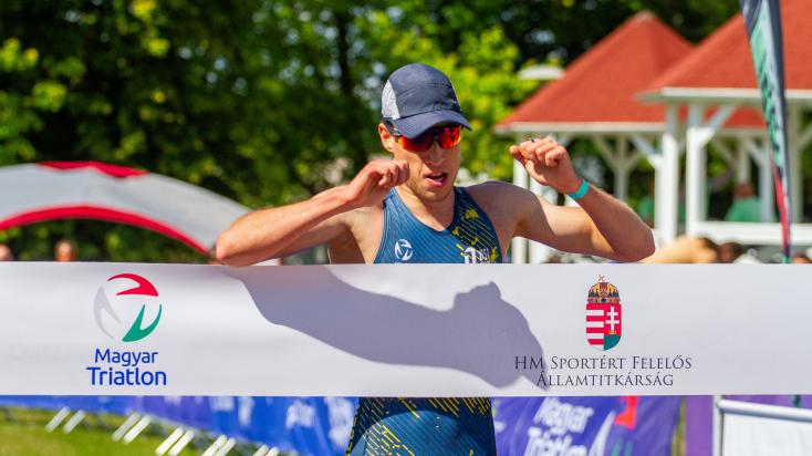 A férfi abszolút győztes Dobi Gergő a célban. (foto. WebSternMedia )