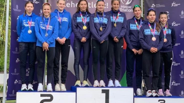 A Tiszaújvárosi Triatlon Klub bajnoki ezüstérmes UP2-es leány csapata a dobogón: Filep Zóra (balról), Bán Petra és Gál Boglárka.