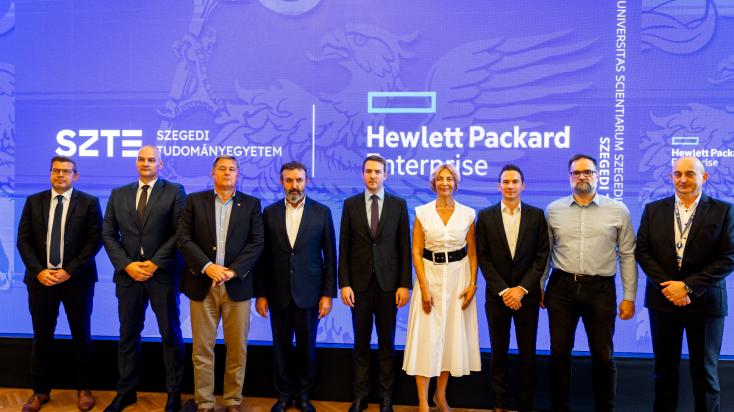 Újhegyi András, az SZTE TTC Zrt. vezérigazgatója, Tóth Gábor, a PC Trade Systems ügyvezetője, Prof. Dr. Rovó László, az SZTE rektora, Prof. Dr. Palkovics László mesterséges intelligenciáért felelős kormánybiztos, Bódis László innovációért felelős helyettes államtitkár, Dr. FendlerJudit, az SZTE kancellárja, Spisják Tibor ügyvezető igazgató, Hewlett Packard Enterprise, Prof. Dr. Jelasity Márk, az SZTE IKIKK Mesterséges Intelligencia Kompetenciaközpont vezetője, Fekete Csaba, az SZTE informatikai és szolgálta