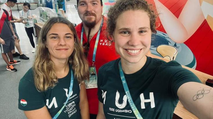 Sztankovics Anna (jobbról) és a 200 m pillangón 4. helyen végzett Hatházi Dóra ((Washington State University) Chengdu-ban.