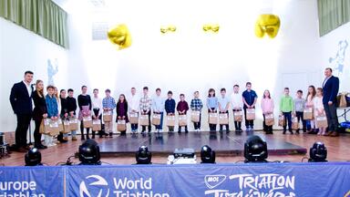 A legkisebbek és a legeredményesebbek csoportja az ajándékozást követően. (Fotó: Kelemen Tamás)